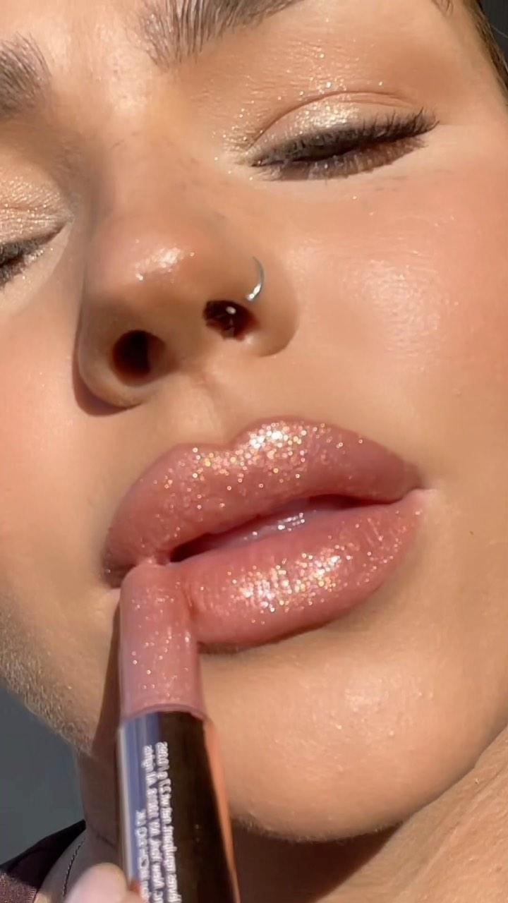 Entering our shimmer era... 🤩

Our NEW maracuja juicy lip plump shimmer glass JUST DROPPED at @sephora! Grab yours before it sells out.💋

Lex is wearing shade ‘rosy copper’!

#tartecosmetics #rethinknatural #maracujajuicylip #maracujajuicyshimmerglass
