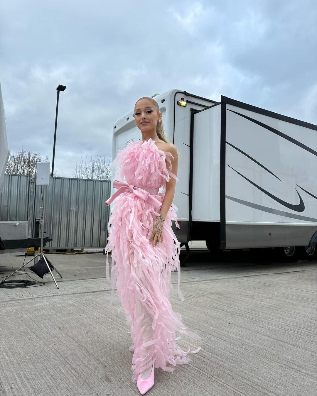 Yes, Ariana Grande just gave Glinda the Good Witch a high-fashion makeover. Head to the link in our bio to learn all about the “Wicked” star’s latest bubblegum pink look. 

#regram @arianagrande