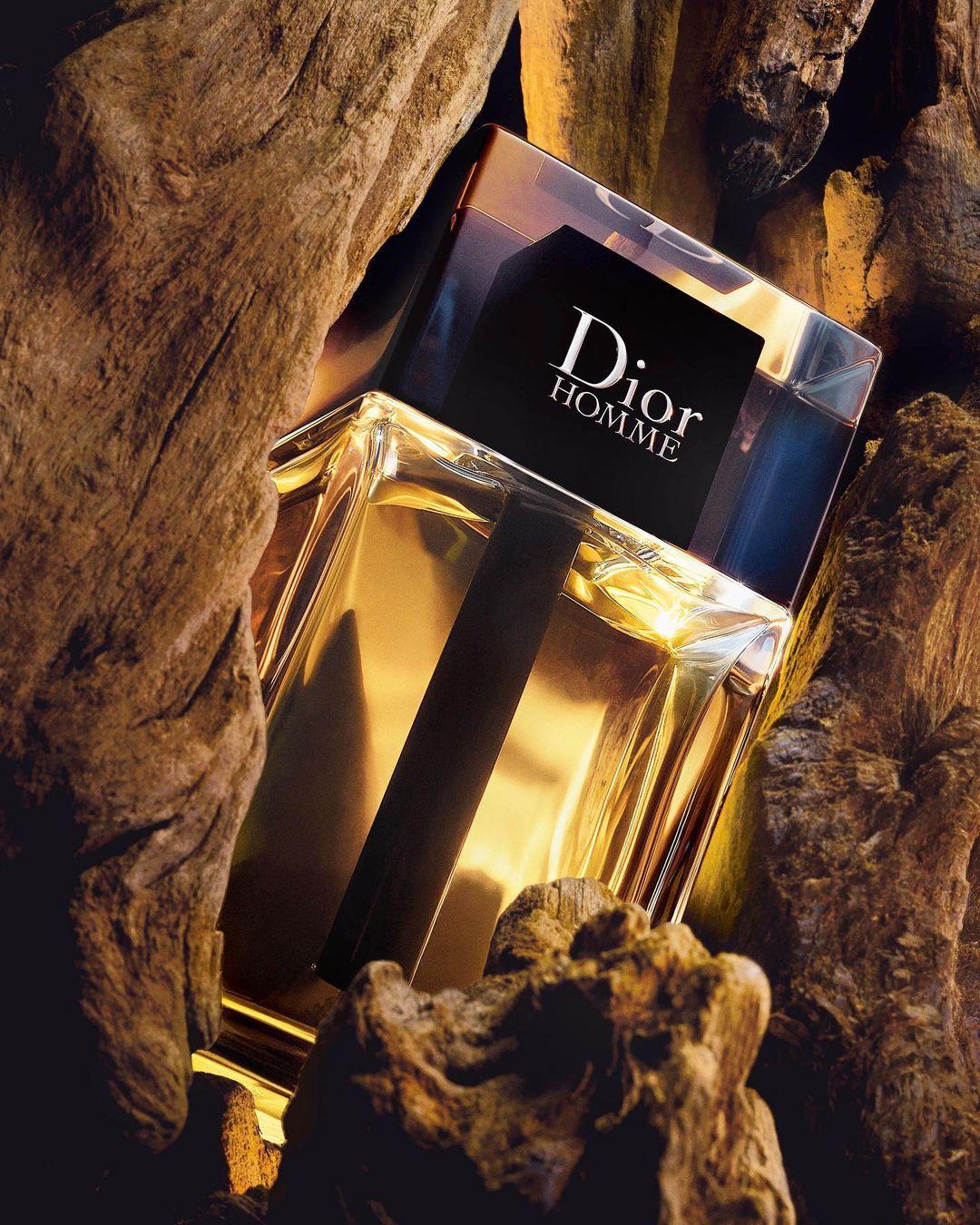 A sensual and woody fragrance.
A heart of tender Woods, in which the virility of Atlas Cedar embraces the enveloping warmth of Haitian Vetiver tinged with spice.
 
#DiorBeauty #DiorParfums #DiorHomme