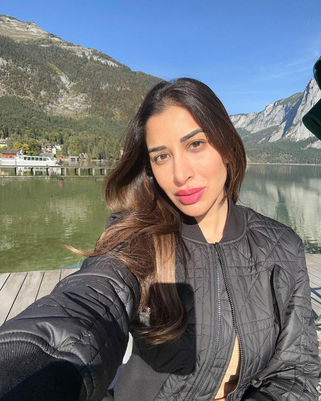 When nature, fresh air & natural light are your filters💙 #nofilterneeded #missingthemountains #sundayvibes

#naturallight #naturalbeauty #mothernature #winterfeels #altausse #mayrlife #sophiechoudry #gratitude #mountains