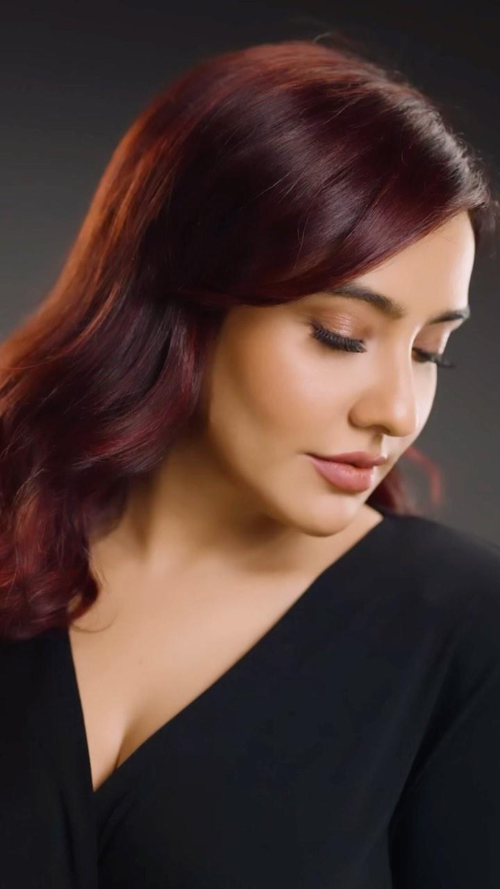 Revamped and radiant for 2024! Thanks to @dhruv.abichandani for the bold new look and the seamless color choice with #iNoaID app by @lorealpro_education_india. Embracing the reds trend with confidence! 💃 

#Ad #HairColor #LorealProInReds #LorealProfIndia #LorealProlndia #LproReds  #iNOAreds #GoRed
#ShadesOfRed