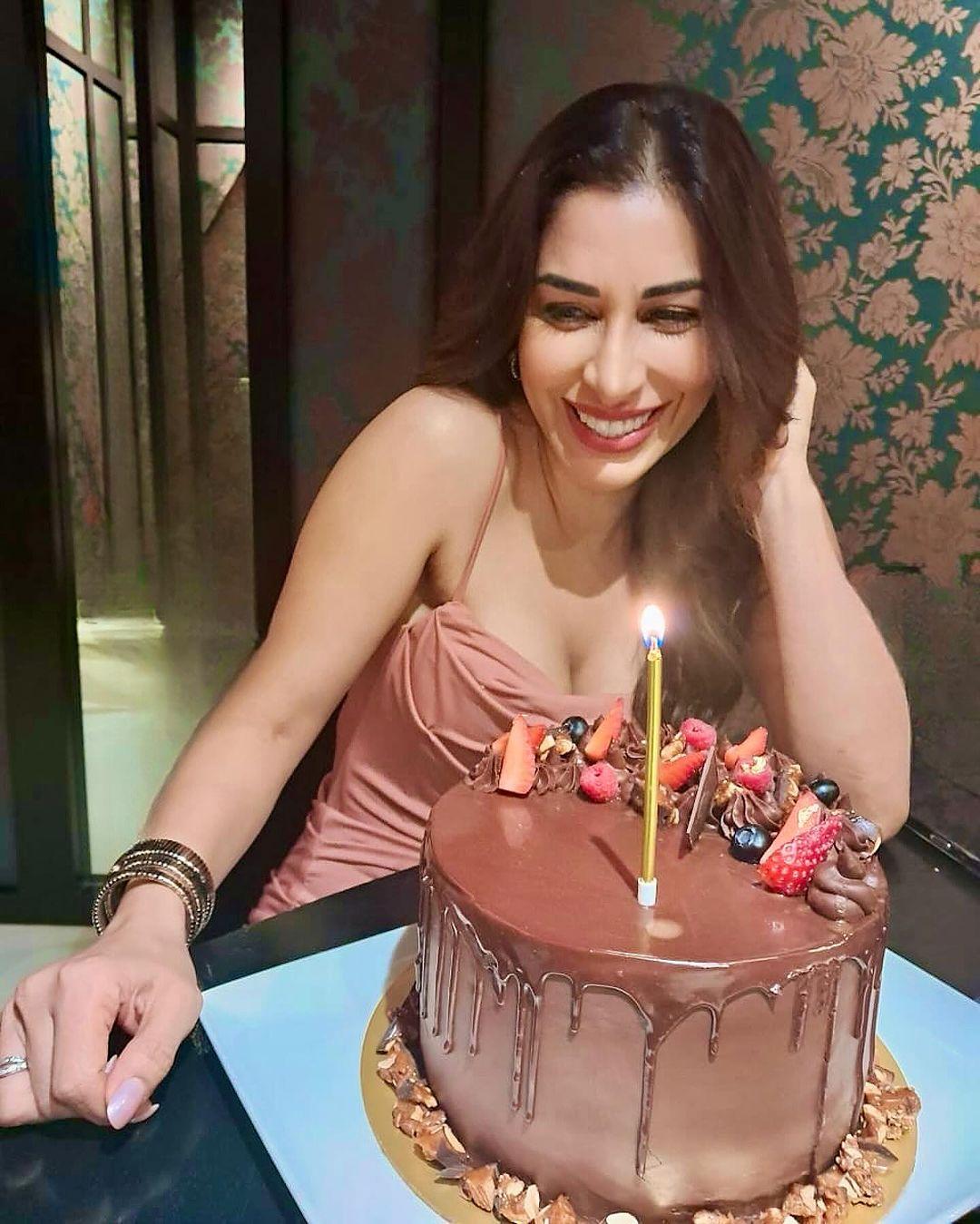 Cake, laughs and love!! Grateful for all I have and for all that is to come🎂🩷 Tku for the love everyone! #bdaygirl #reverseageing #birthdaycake #sophiechoudry #ifeelspecial #happybirthday