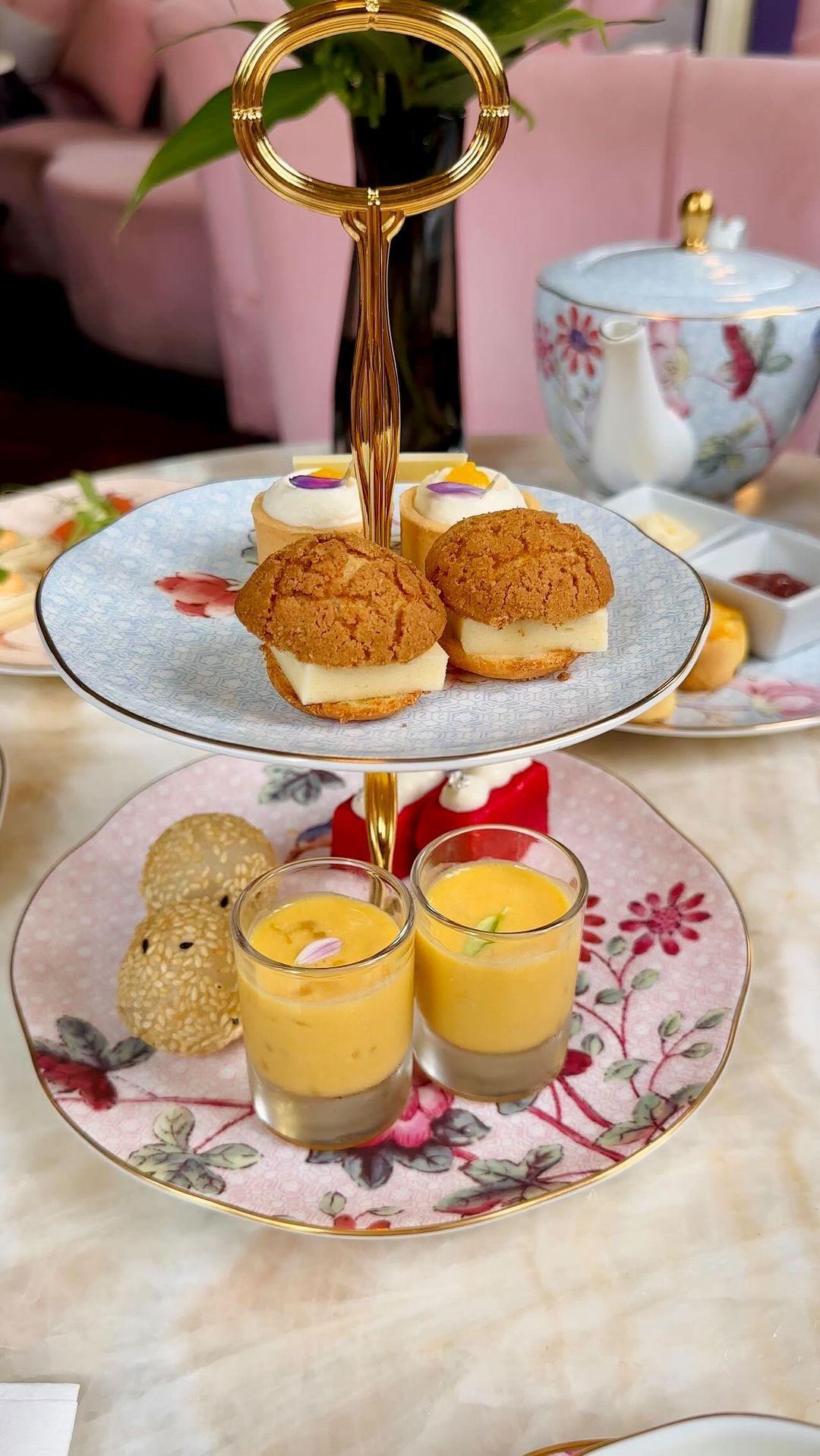Pov: you’re having a Chinese New Year-themed afternoon tea 🫖

To celebrate CNY, @madamefugrandcafe with @wedgwoodhongkong are serving a British afternoon tea featuring a modern take on traditional Hong Kong desserts, including:
🍞 pineapple bun - a sweet bun infused with lemongrass and pineapple mousse
🍡 sesame balls - a lightly fried and chewy glutinous rice exterior filled with purple sweet potato 
🥭 mango sago pomelo - a juicy, refreshing dessert with fresh mango and pomelo

📍 @madamefugrandcafe, Central, Hong Kong

#hongkong #chinesenewyear #madamefu