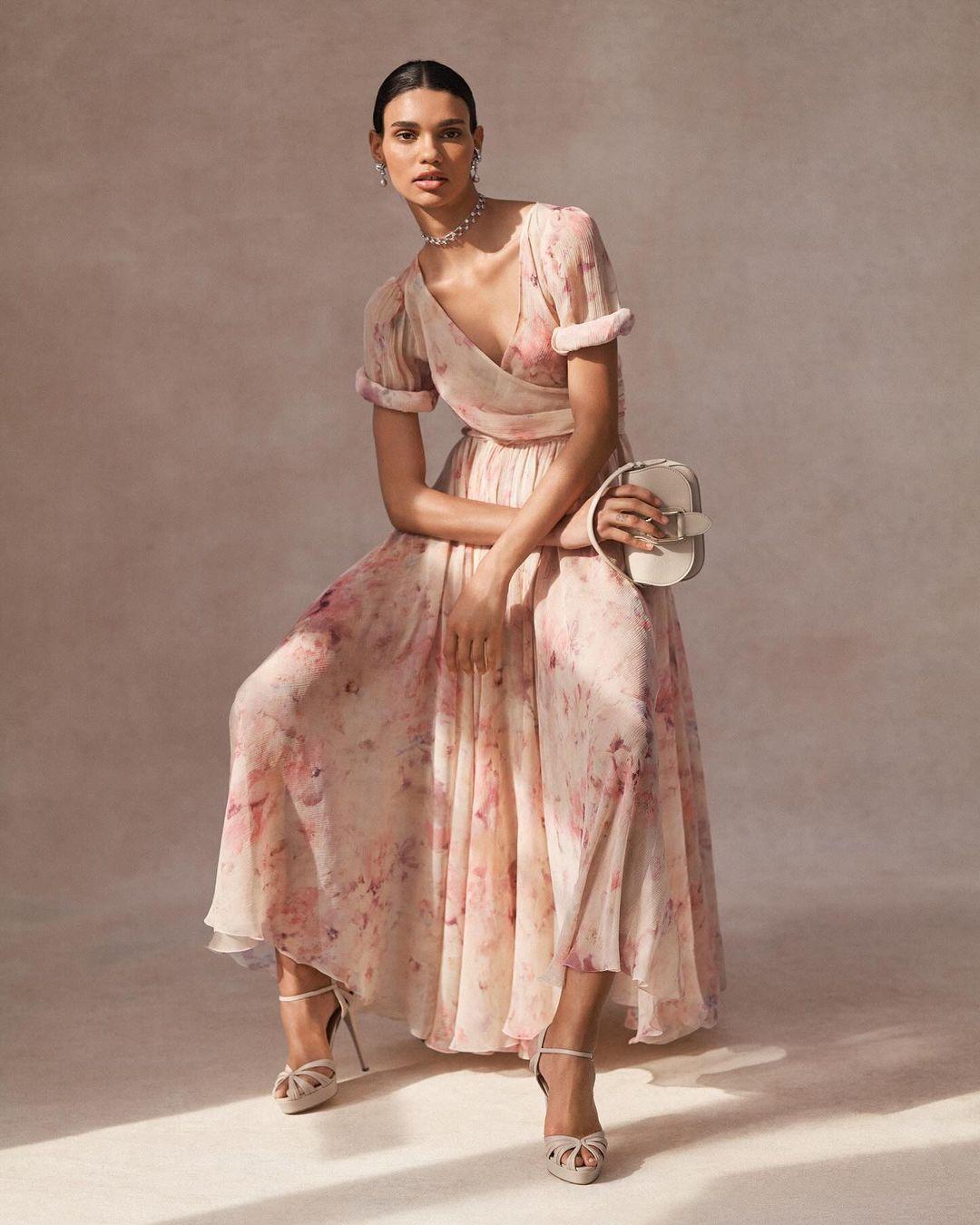 Ralph Lauren celebrates an effortless mode of styling this season, pushing up the Skielar gown’s sleeves and pairing the dress with a #WelingtonCollection bag. 

Draped and shirred with crinkle silk chiffon, the Skielar is printed in Como with bouquets of pink peonies.

Explore the #RalphLauren Skielar Floral Crinkle Chiffon Day Dress and Ellasandra Floral Silk Gauze Day Dress via the link in bio.