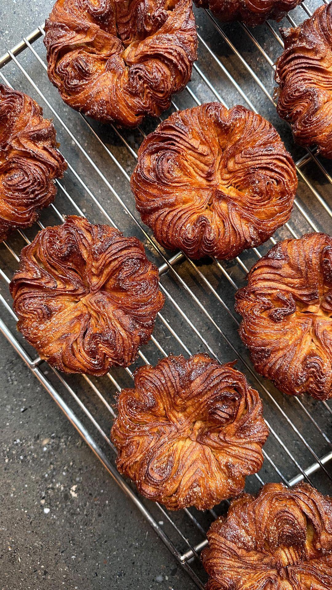 Mes excuses aux bretons pour cette petite entorse à votre recette du Kouign Amann j’ai remplacé le sucre par un caramel onctueux ! #cedricgrolet 🧈