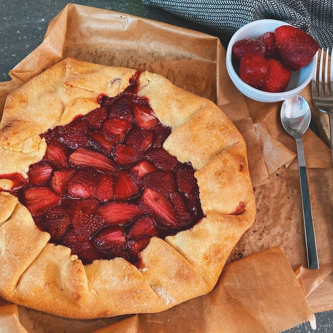 class="content__text"
 here is a strawberry galette i made to make up for my lack of posting 🥺👉🏼👈🏼 
 