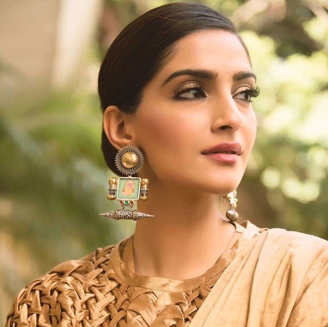 class="content__text"
 The quintessential indian glam , with the lovely @sonamkapoor 

 #beautybymitali #sonamkapoor #bollywood #makeupartist #indian #makeup 
 
