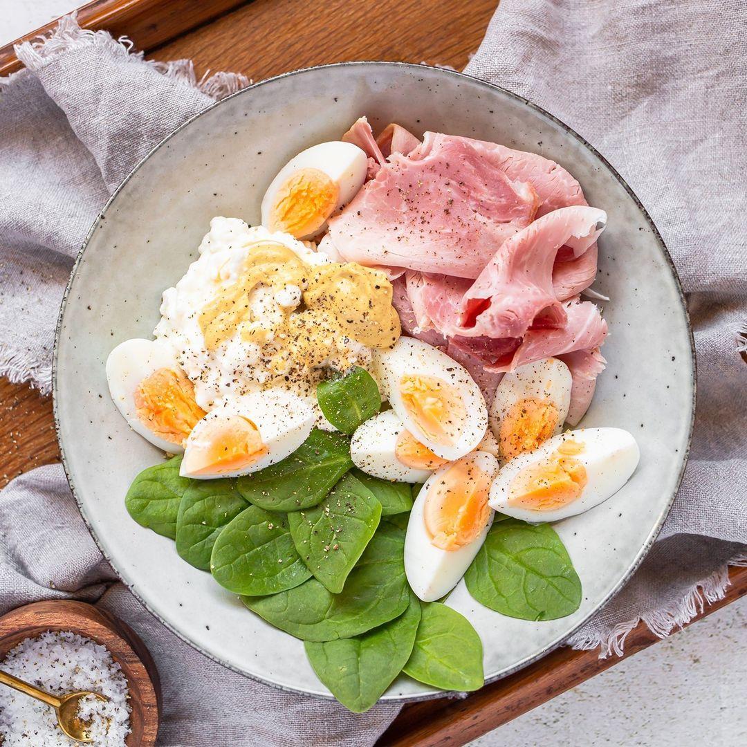 High protein keto breakfast bowl ⁠
⁠
For 1 serving: ⁠
⁠
2 boiled large eggs, cut in wedges⁠
3 oz. smoked deli ham or deli turkey⁠
4 oz. (½ cup) cottage cheese⁠
½ cup (½ oz.) baby spinach⁠
2 tsp Dijon mustard⁠
salt and ground black pepper to taste⁠
⁠
⏰ 5-minutes to make ⁠
⭐️ 6 grams of carbs ⁠
💪 40 grams of protein⁠
⁠
Recipe by: @jillsmat