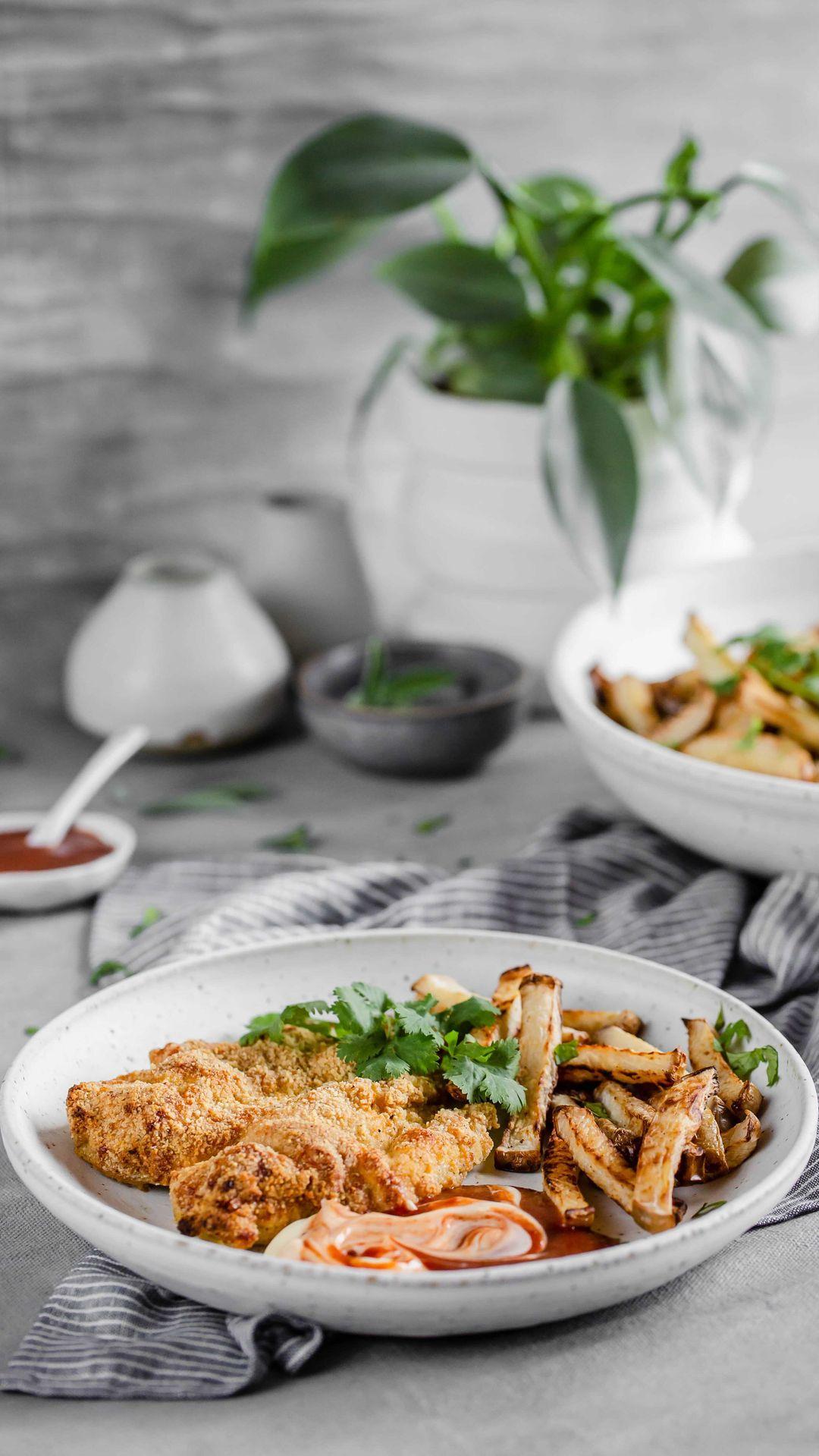 Chicken Milanese is basically a fancy term for fried chicken. You’d never guess that this recipe was low-carb! 😱 

Recipe by: @thecastawaykitchen and you can find it on dietdoctor.com (recipe link is also in our stories for the next 24 hours!) 
.
.
.
.
.
.
.
.
#lowcarb #cooking #dietdoctor #healthy #comfortfood #lchf #glutenfree #ketodiet #ketogenic #fitfood #weightloss #keto #eatclean #food #healthyfood #tasty #ketofood #ketodinner #foodie #recipes #lowcarblife #lowcarbideas #lowcarbcooking #lowcarbfood #videorecipe #video