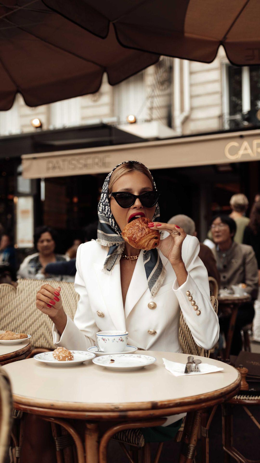 class="content__text"
 Taigi taigi.. Paris restoranų sąrašas pagal mane 🤭 

• La Rotonde de la muette - labai skanus maistas, ne tokia turistinė vieta, galbūt labiau pasijaus french vibe - man labai patiko! :) 

• Soon grill champs-elysees-korėjiečių restoranas, kuriame galit gauti experience, kaip ant stalo prie akių grill’inamą maistą. 

• Girafe Paris - restoranas su nerealiu vaizdu į Eifelio bokštą! Reikia iš anksti rezervuot. Puikus special progai atskridus į Paris ką nors atšvęsti. 

• Carette - legendinė boulangerie/restoranas, kuris garsėja savo geriausiu scramble eggs mieste. Turi man skaniausią Pain au chocolat ir chouquettes. Čia pigiai nebus, bet jų kepiniai next level. 

•Cafe de Flore - ikoniška instagramerių vieta, kurią matot kaip tokią vat grynai french vibe kavinę. Kažkam gali pasirodyti overpriced, kažkam viskas ko norisi Paryžiuje popiečio užkandžiams. Bet club sandwich tikrai nenuvylė. 

•Bambou Paris - tailandietiškas restoranas. Skanus maistas, gražus interjeras. 

• DC Cafe - paprastai, skanus sveikuoliškas maistas, salotos. Geras tuno beigelis,smoothies. 

• Rimal - nerealiai skanus Libaniečių restoranas. 

• Coco Paris - special progai. Maistas tobulas, aptarnavimas puikus. Vieta graži. Mes buvome ketvirtadienį tai grojo gyva grupė, siūlyčiau pasiteirauti ir eiti kada jie bus. Nereali lokacija prie Opera Garnier pasivaikščiot po vakarienės.
 
• Le Belloy - skani pica ir bulvytės Fri :) 

•Bon Rue de la Pompe - geras azijiečių restoranas, garsus savo interjero detalėmis, kurias kūrė Philippe Starck. 
Rekomenduoju baklažaną!! 

• Diep - vienas geriausių mieste kiniečių restoranų! Nerealus interjeras, maistas ir aptarnavimas. Nerekomenduoju tik kepto banano desertui - be ryšio .) 

• Manko Paris - buvau labai senai, bet kosminė vieta. Nežinau, ar atsidarė po covido. Viršuje yra labai geras restoranas, apačioje klubas su freaky ir cool pasirodymais :) kam reikės tas pasidomės daugiau 🌶

Pabaigai norėčiau pasakyt, kad ten yra dar tiek daaaug įdomių, įvairių vietų ir restoranų, kad kažkada sąrašą papildysiu ❤️ 

Primenu, kad šone yra posto išsisaugojimo mygtukas, kad prireikus rastumėt šį sąrašą! Atskirai pažadu neprimint 😂👌🏻🤪 

Video/foto @kuliusaite 🌶💘 
 