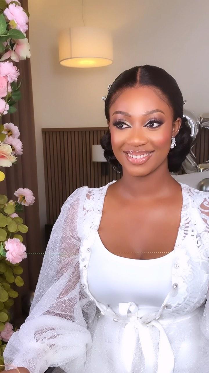 🌸🌸 VANESSA 🌸🌸
 
So cute, we literally had all the feels with this bride.☺️ 🌸
Congratulations and God bless your new home 🙏🏾✨

Makeup @mzl4wson 
Hair @ani_nessa 
Brides Gown @sima_brew 
Photography @sorce_photography 
Videography @blayzpictures_ 
Decor &amp; Coordination @whitechalktheplanner 

#cvlbride #beauty #skin #mattelook #stevan21 #bridalmakeup #cvlbeauty #ValerieLawson 💞