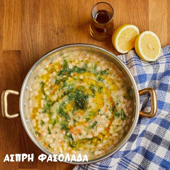 Καλημέρα και καλή εβδομάδα! 🤩 Δεν ξέρω για εσάς αλλά εγώ πεθύμησα φασολάδα! Χυλωμένη, με ντομάτα ή άσπρη λεμονάτη; Πως την προτιμάτε;😍👇

Perfect &amp; delicious #beansoups for everyone! 🥣 Find the recipes at the link in the bio 👆🏼

#argiro #barbarigou #argirogr #argiromystika #argirobarbarigou #greek #chef #food #greekfood #beans #beansandrice #beansoups