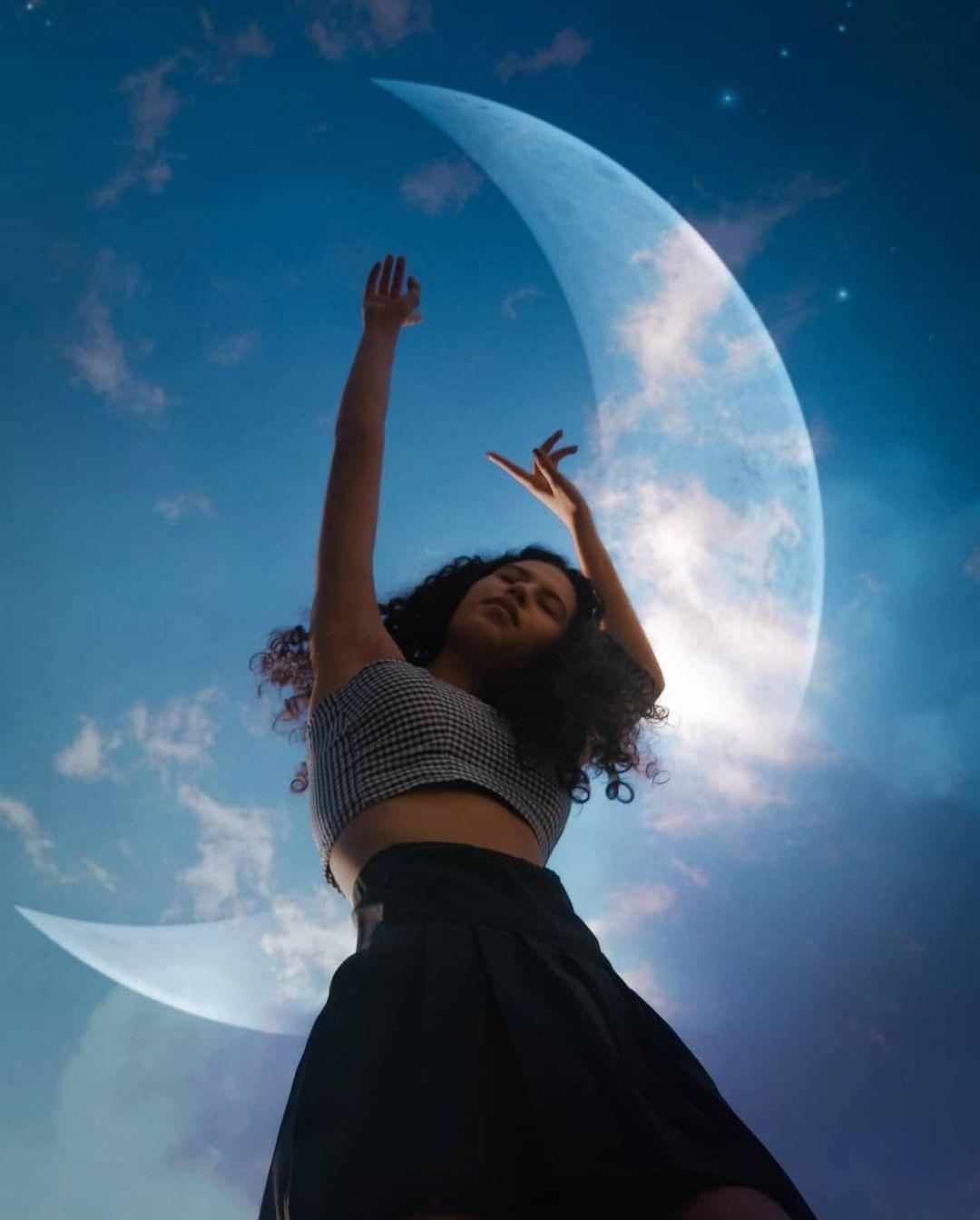 @toriscorzza transforming something ordinary into aesthetic heaven! Swipe for tutorial.✨

Get this look with a moon sticker, make sure you use a Blend mode and our Erase tool. ⁠
⁠
#madeinpicsart #picsartedit #heypicsart #picsarttutorial #moonandback #howtopose #poseideas