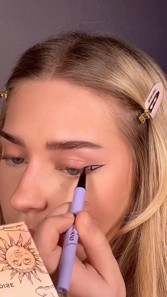 triangle eyeliner method 📐AD using eyeliner from my collection with @makeuprevolution ✨ my whole collection is available NOW🥰
video ib: @hayley_bui &amp; @livianhezoto 

#makeup #makeupcollection #makeupcollab #makeuprevolution #makeuplooks #eyeliner #eyelinertutorial