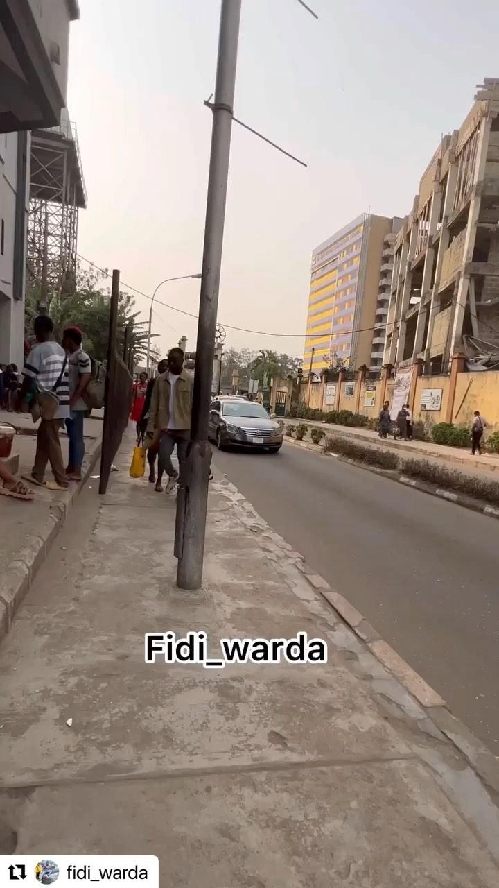 Haaaa 😫😫 what’s going on here #wonleyhelpchange #Repost @fidi_warda with @make_repost
・・・
I went to Yabatech to Break People’s phone and I gave them a new iphone. 
Next it could be your location stay tune 

W// @iam_slimcase 

C// @mufasatundeednut @worldstar @bcrworldwide @pulseghana @pulsenigeria247 @donjazzy @yabatech_student @yabaleftonline @apple @remedyblog @krakstv 

#fidiwarda #viral #caseiphone #phonebreakers