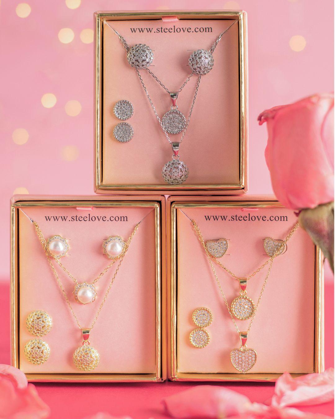 𝐒𝐨𝐫𝐩𝐫𝐞́𝐧𝐝𝐞𝐥𝐚 𝐜𝐨𝐧 𝐮𝐧 𝐝𝐞𝐭𝐚𝐥𝐥𝐞 𝐪𝐮𝐞 𝐥𝐚 𝐞𝐧𝐚𝐦𝐨𝐫𝐞 𝐚𝐮́𝐧 𝐦𝐚́𝐬 ❤️⁣
Encontrarás las piezas perfectas para ella.⁣
⁣
Déjame un 😍 si quieres que te mande la guía completa de San Valentín.⁣
⁣
Te leo en los comentarios. 👀⬇️👇🏽😘⁣.⁣
⁣⁣
📍AGORA MALL 📍DOWNTOWN 📍PLAZA LAS AMÉRICAS II⁣⁣
www.steelove.com⁣⁣
🛍️WhatsApp ＋1-809-567-0540 ＋1-201-952-8518⁣⁣
⁣⁣
#steelovestore #joyas #jewelry #accesorios #loveissteelove #loveatfirstsight #amoryamistad #sanvalentin