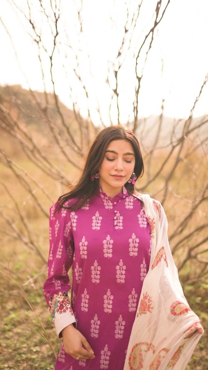 Garmiyaan a nahi rahi, garmiyaan a gai hain. It’s time to step out in @beyondeast_pk #EssentialsUnstitched collection SS '22. 
Easy breezy prints and premium material for perfect summer weather. 

#BeyondEast #BeyondEastXHiraAttique 
📸 @musannaahmed