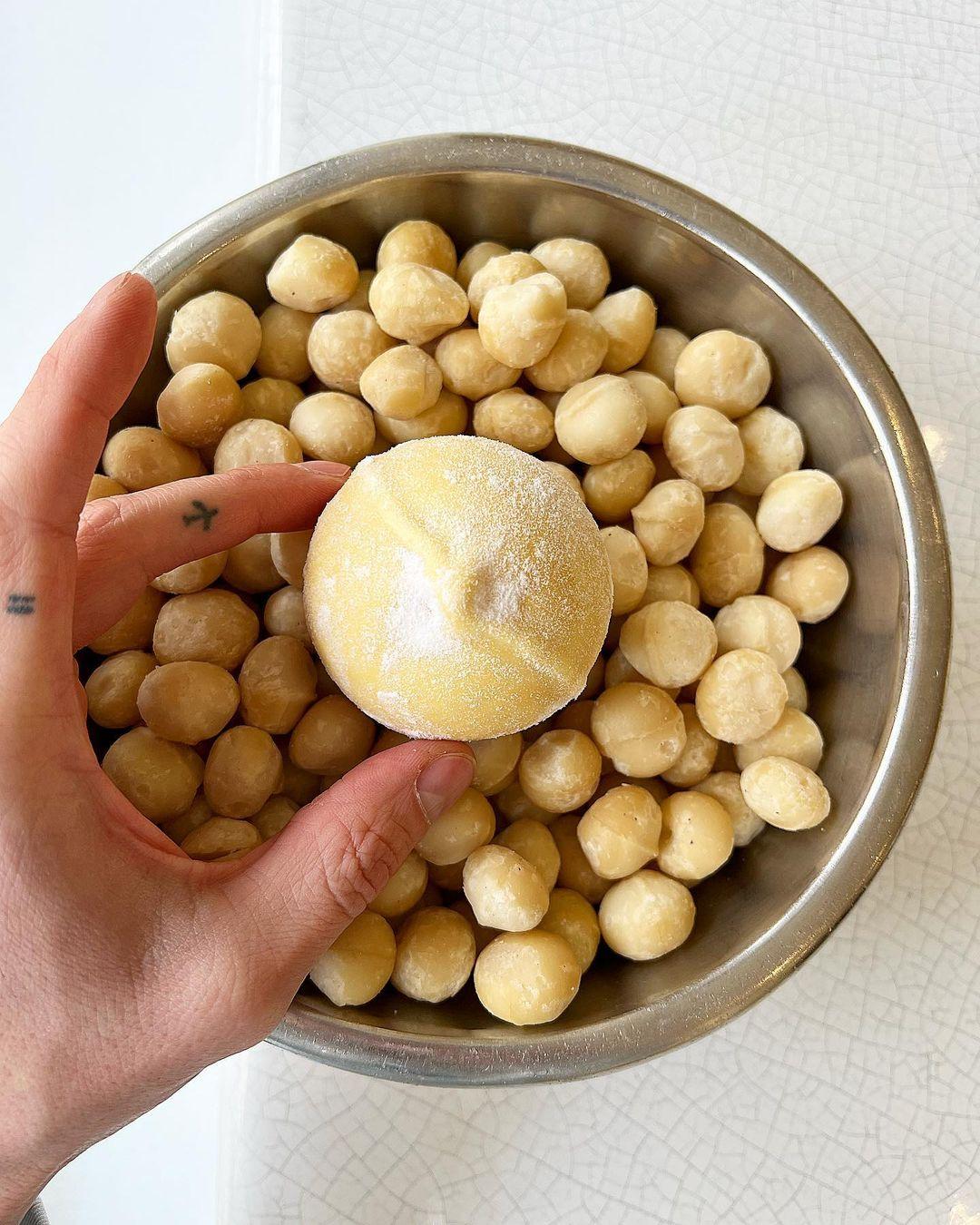 
 La toute nouvelle noix de Macadamia avec son caramel beurre salé, mousse vanille, praliné macadamia… qui a déjà goûté ça en dessert? Bientôt disponible si vous validez! #cedricgrolet 🤍 
 