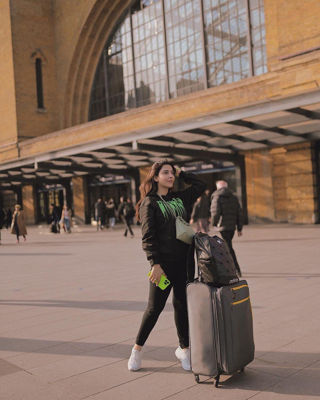 See you in a bit London! ✨ We have so many trains to catch today, just got this one 1 minute before it left the platform. Bollywood moment nai hua, khudi bag uper charanay paray aur Khud ko bhi :))))