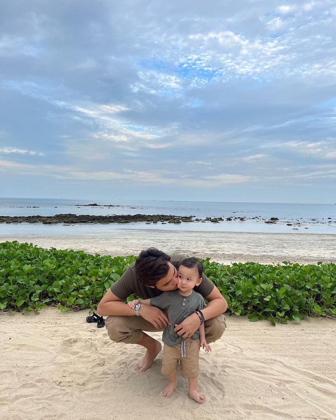 
 Day 1 💚

Isaac’s first road trip! Aiman ada shooting dkt Desaru so he brought us along for a short getaway. 

It was also Isaac’s first time in the sand and on the shore. He loved it! 
 