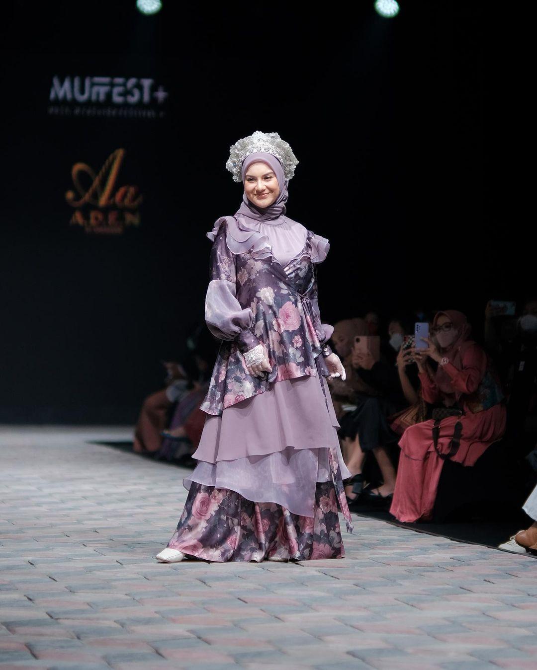 
 Masyaallah seneng banget bisa jadi Muse @a.d.e.n_hijab di MUFFEST Jakarta 2022. 🥰

Alhamdulillah diberi kepercayaan untuk memakai Special Design dari #MevrowCollection yang merepresentasikan keanggunan seorang wanita yang memiliki kedudukan tinggi sebagai seorang Ibu dan Istri. 

Original design by @a.d.e.n_hijab yang dipersembahkan untuk para wanita hebat di dunia .❤️❤️ 
 