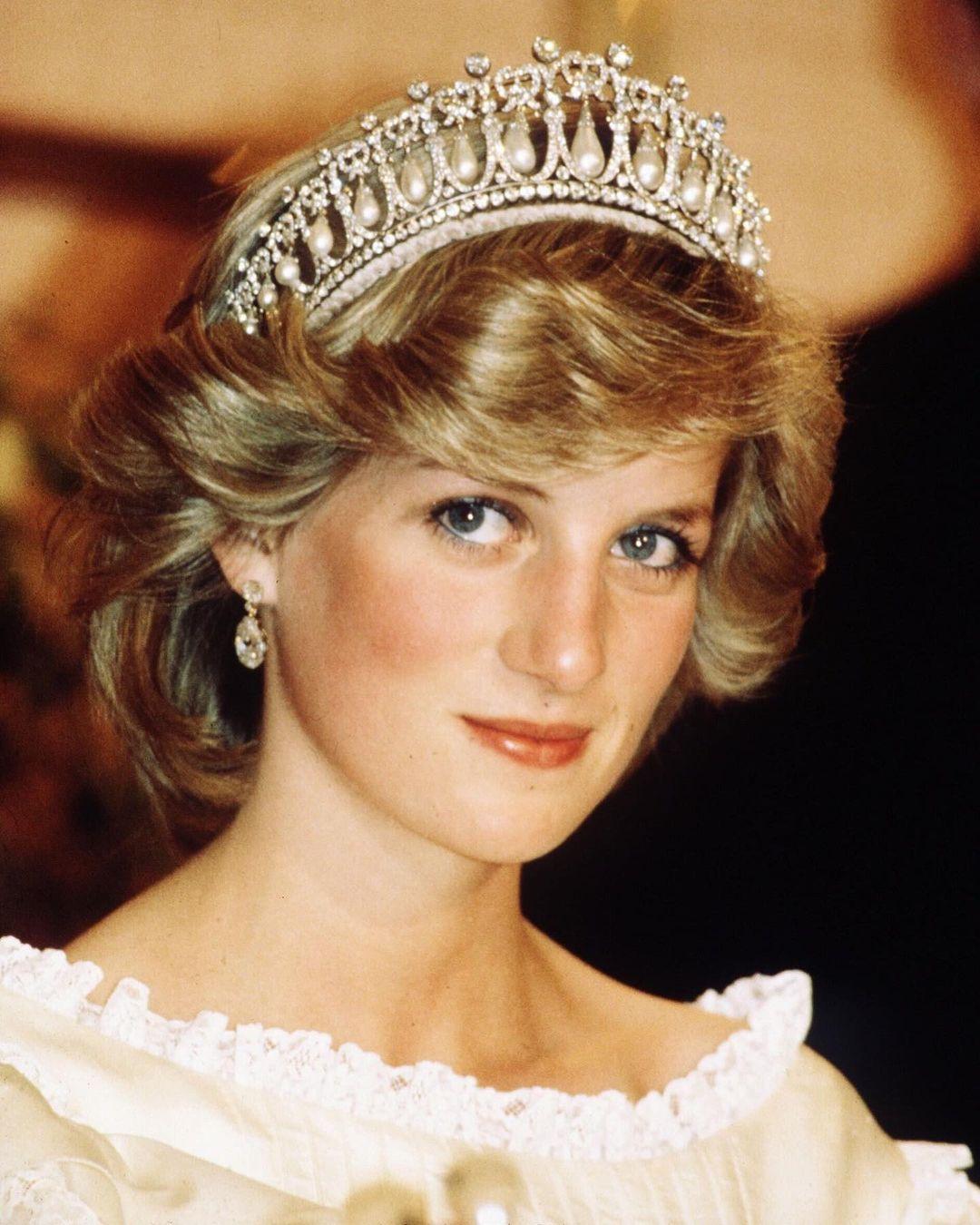 
 Ahead of the Queen's Platinum #Jubilee, we're taking a look back at some of the royal family's most impressive jewels. When it comes to royal jewellery, it all stays in the family. For centuries, the British royals have passed priceless pieces from one generation to the next — although they don’t always survive intact. “Pieces are often modified to better suit current tastes or to be more wearable for an individual woman,” notes Ella Kay, the expert behind The Court Jeweller. As fashions change, royals are keen to recycle or redesign precious pieces, “simply so they're able to be worn and not just gathering dust”.

Whether that means shortening necklaces, as Queen Elizabeth II has done to ensure a better fit, or entirely dissembling stomachers — an accessory often unwearable with modern clothing — most of the royal jewels have been through something of a journey.

At the link in our bio, we’ve rounded up 12 royal heirlooms, tracing how they’ve been styled by multiple generations — from the Lover’s Knot Tiara, currently tied to the Duchess of Cambridge, to Princess Diana’s engagement ring. 
 
