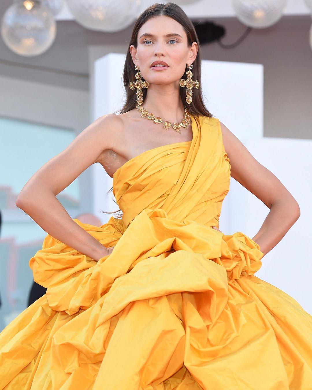 
 Bianca Balti is a name synonymous with sun-drenched Italian beauty. Little wonder then that the catwalk veteran has spent the best part of a decade fronting one of fashion's most iconic summer fragrances.

At the link in our bio, the 38-year-old mother of two opens up about what she really thinks of the famous Italian beauty aesthetic, her desert island must-haves, and why she's not worried that her teenage daughter is far more proficient than her when it comes to make-up. 
 