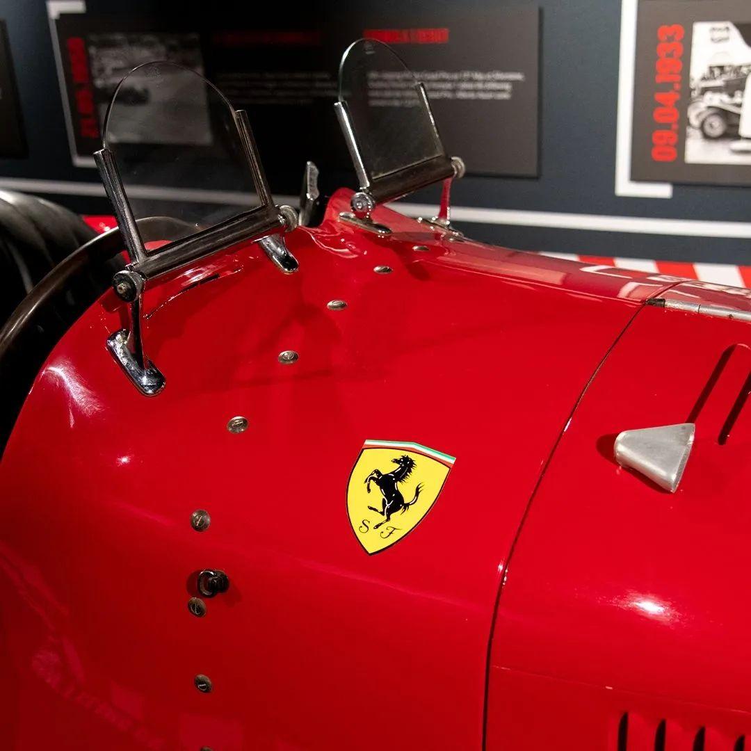 class="content__text"
 Hace 90 años, el icónico logo del Cavallino Rampante hizo su primera aparición en un vehículo de la Scuderia Ferrari. El primero en llevar la insignia fue un maravilloso Alfa Romeo 8C 2300 Spider Corsa ❤️🐎🇮🇹
 #AlfaRomeo #Ferrari 
 