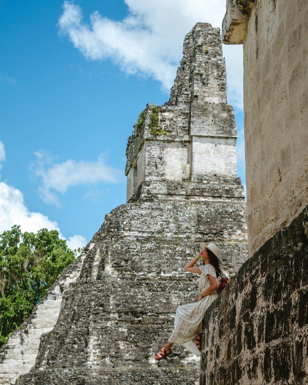 class="content__text"
 Una experiencia inolvidable la que vivimos ayer junto a @samsungguatemala en un tour por la isla de Flores, peten y el Parque Nacional Tikal. 🍃🐒 

Les cuento que era mi primera vez visitando Peten (yo se shockeante) pero me la goze tanto que quiero volver.E puse en “modo esponja” para aprender sobre Tikal, los mayas y tanta historia de guatemala con nuestro Guía el Señor Nixon.

Sinceramente una experiencia mágica que la pudimos capturar con sin fin de videos y fotos con #GalaxyZFlip4 ✨

…tengo que volver. #DespliegaGuate #GuatedesdeunFlip #travel #tikalnationalpark #peten 
 