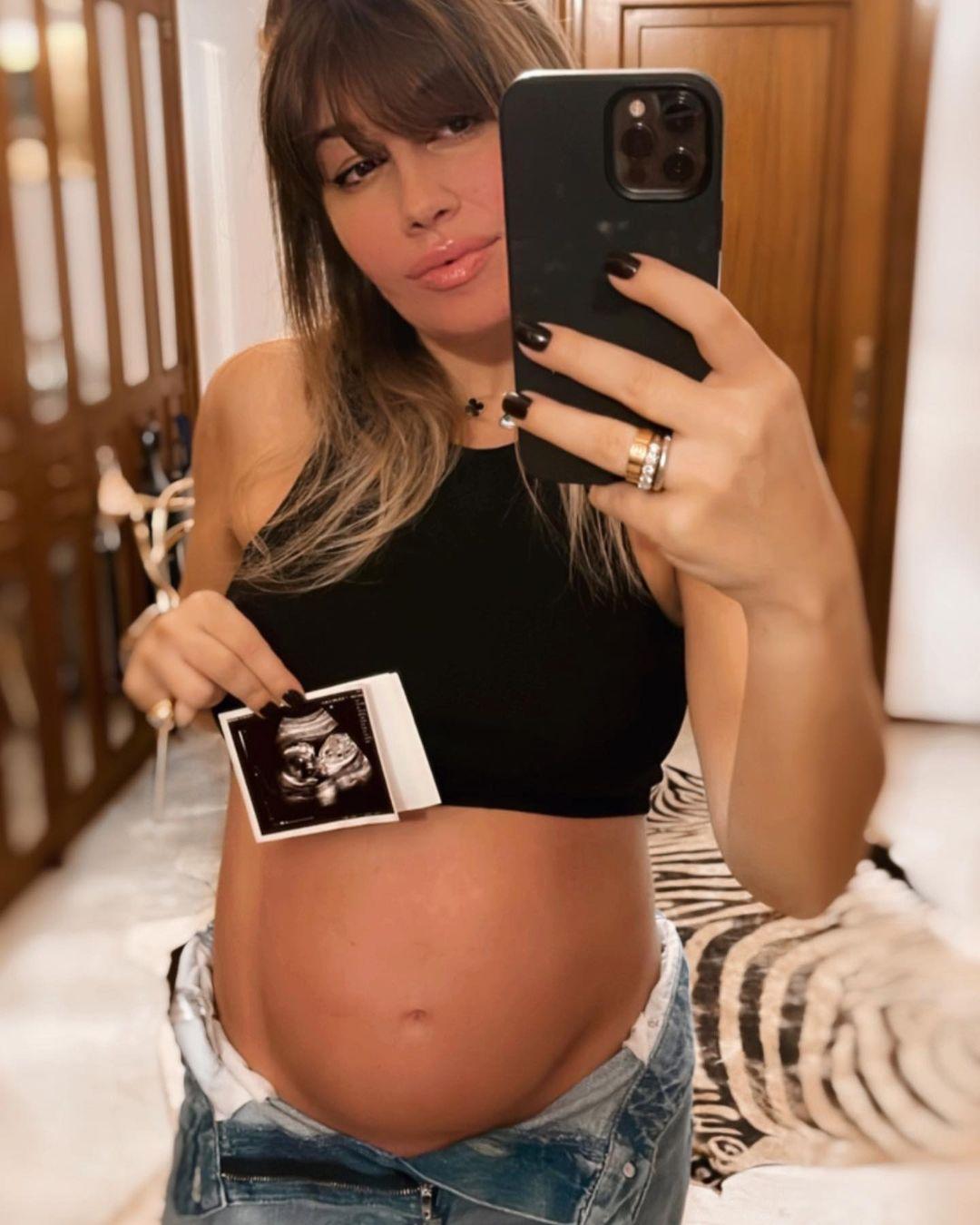 class="content__text"
 Secret is out, bump is out. 🤍🧸🤰
 #7monthspregnant 
 #etsiksafnika
 #oops 
 