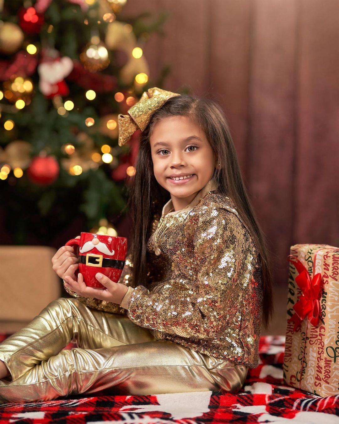 class="content__text"
 Eres luz princesa! ✨🫶🎁

Felices fiestas les desea este pollito Malo que ustedes tanto quieren 🐣✨♥️ 

Fotografía: @galphotography1104 
Lazo: @isabellastorepa
Arreglo de cabello: @estilistaer 
 