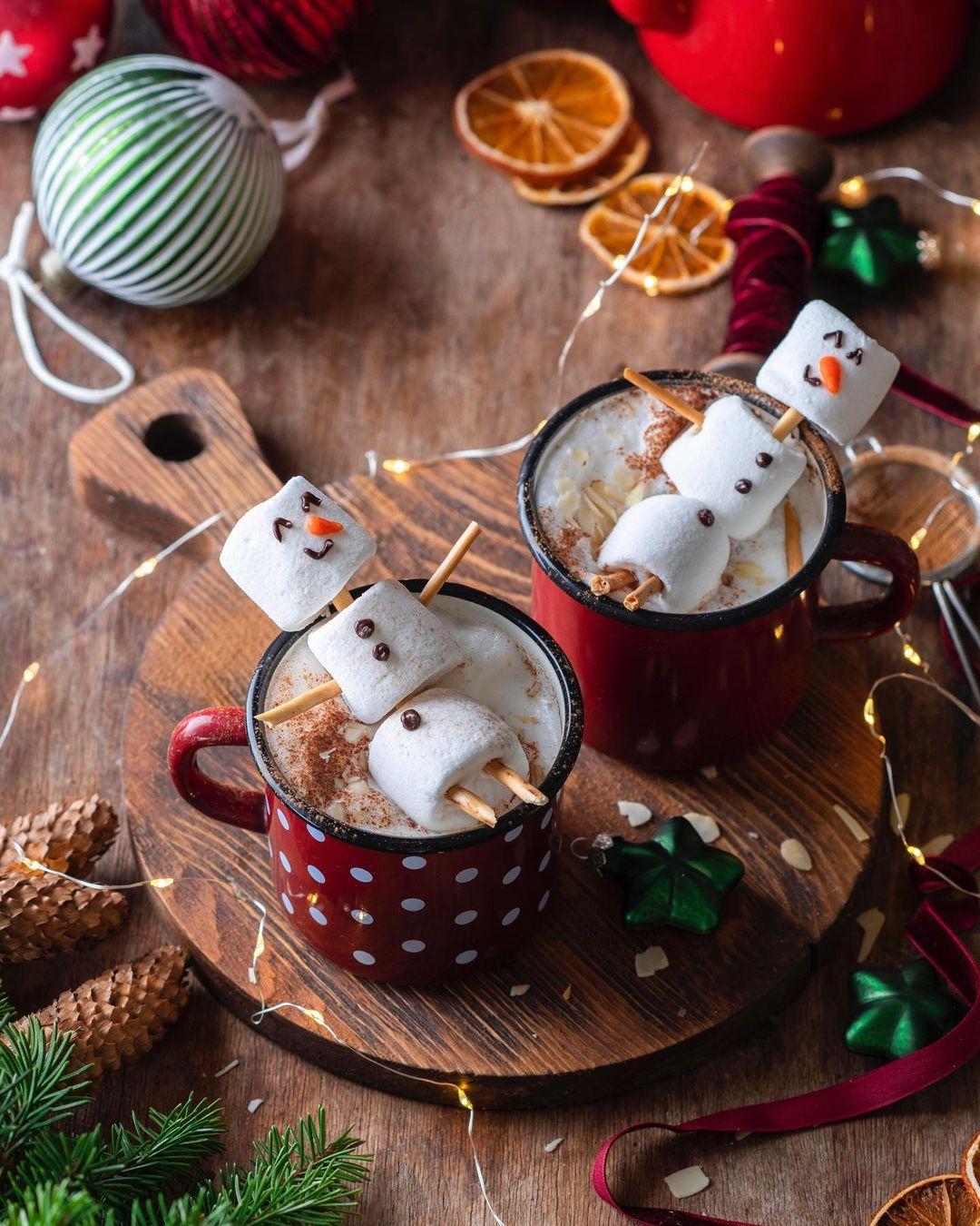 class="content__text"
 Hot chocolate with marshmallow snowmen ⛄️⛄️✨
Какао со снеговичками из маршмеллоу✨Милые такие ребятки получились😍
 #фудфото #фудфотография #фудфотограф #фудблог #фудблогер #какао #новыйгод #рождество #горячийшоколад #foodphotography #foodstyling #foodphotographyandstyling #hotchocolate #marshmallow #snowman #snowmen #christmas 
 