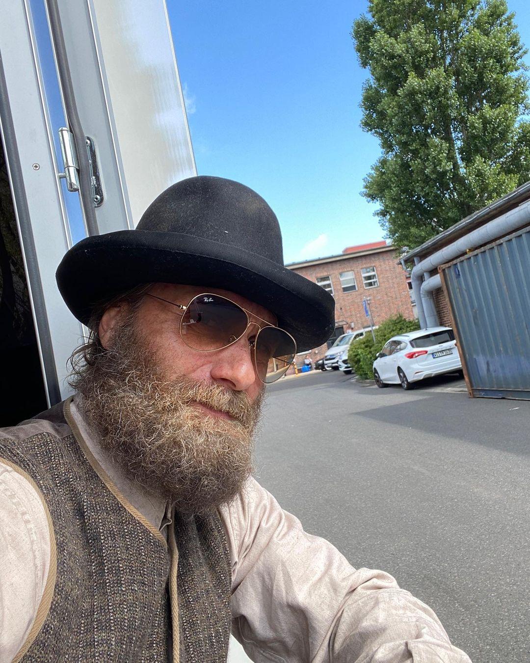 class="content__text"
 Anker is in his Trailer and staying in there for Christmas🎄…. Marry Christmas and hope you fully enjoyed the Show🙏🏼😎 @netflix1899@netflixde ? #actor #life #love @_jag_london@teamplayersagency #follow 
 