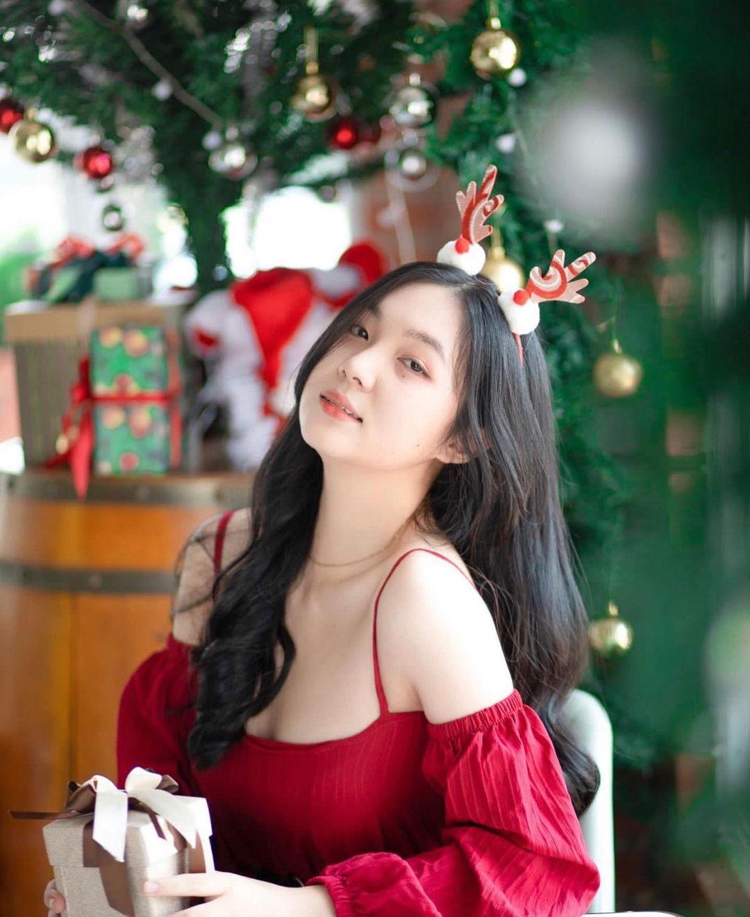 class="content__text"
 Merry Christmas 🎄🎁 🇱🇦ໜ້າຮັກ #merrychristmas 
ສູນລວມຄົນຫຼີ້ນ social ໃນລາວ @iglao 
 #iGLao #yeer #🇱🇦 #laos #laogirl #lol .
.
.
.
👉🏼ສາມາດ Follow IG ໄດ້ @b.bear02