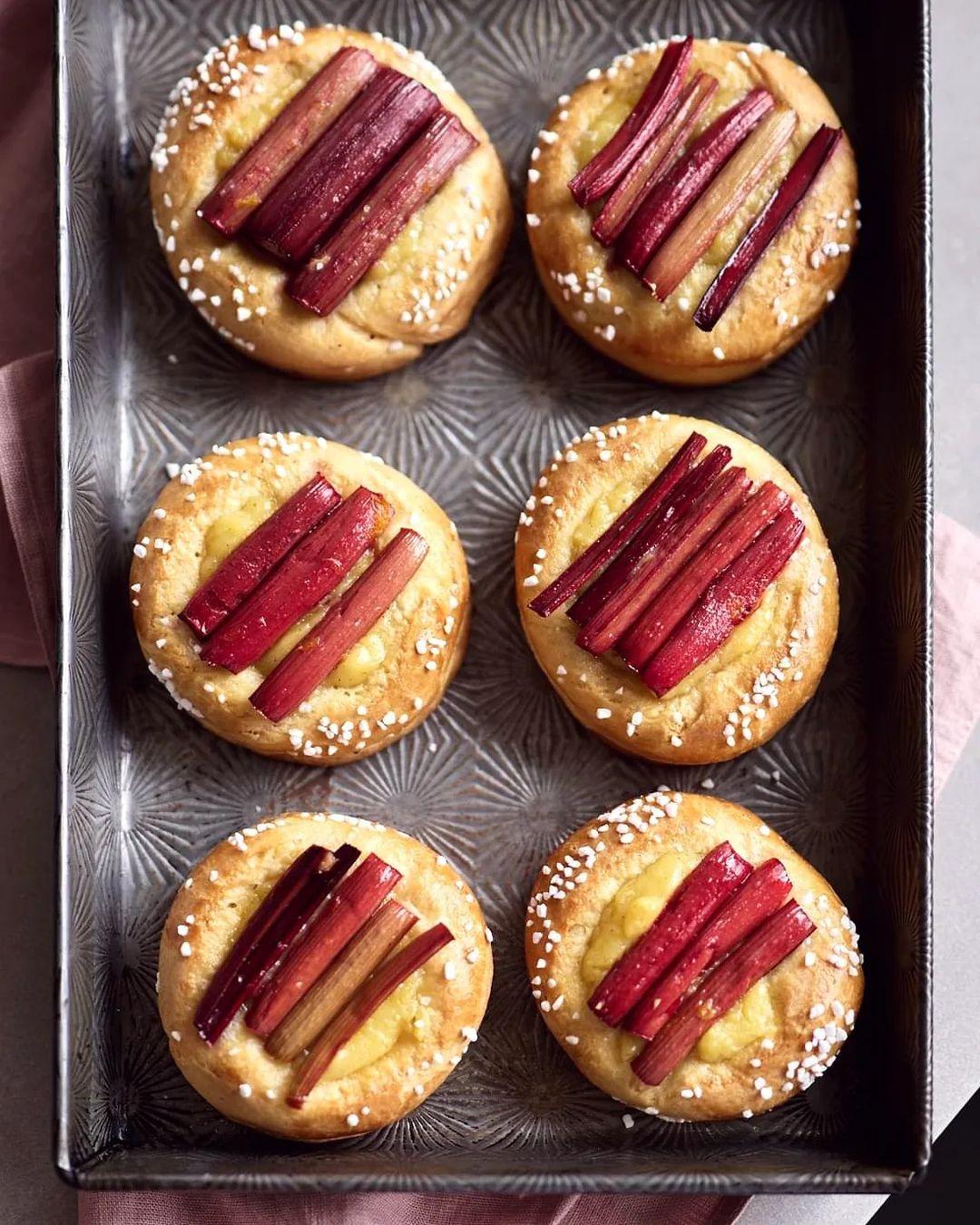 class="content__text"
 A couple of weeks ago @alana__ &amp; @ajax240k gave me some of their home grown rhubarb. I also had dinner rhubarb leftover from Christmas, so I thought it was a great time to try @theboywhobakes 's Rhubarb &amp; Custard Brioche tarts 🤤 
 