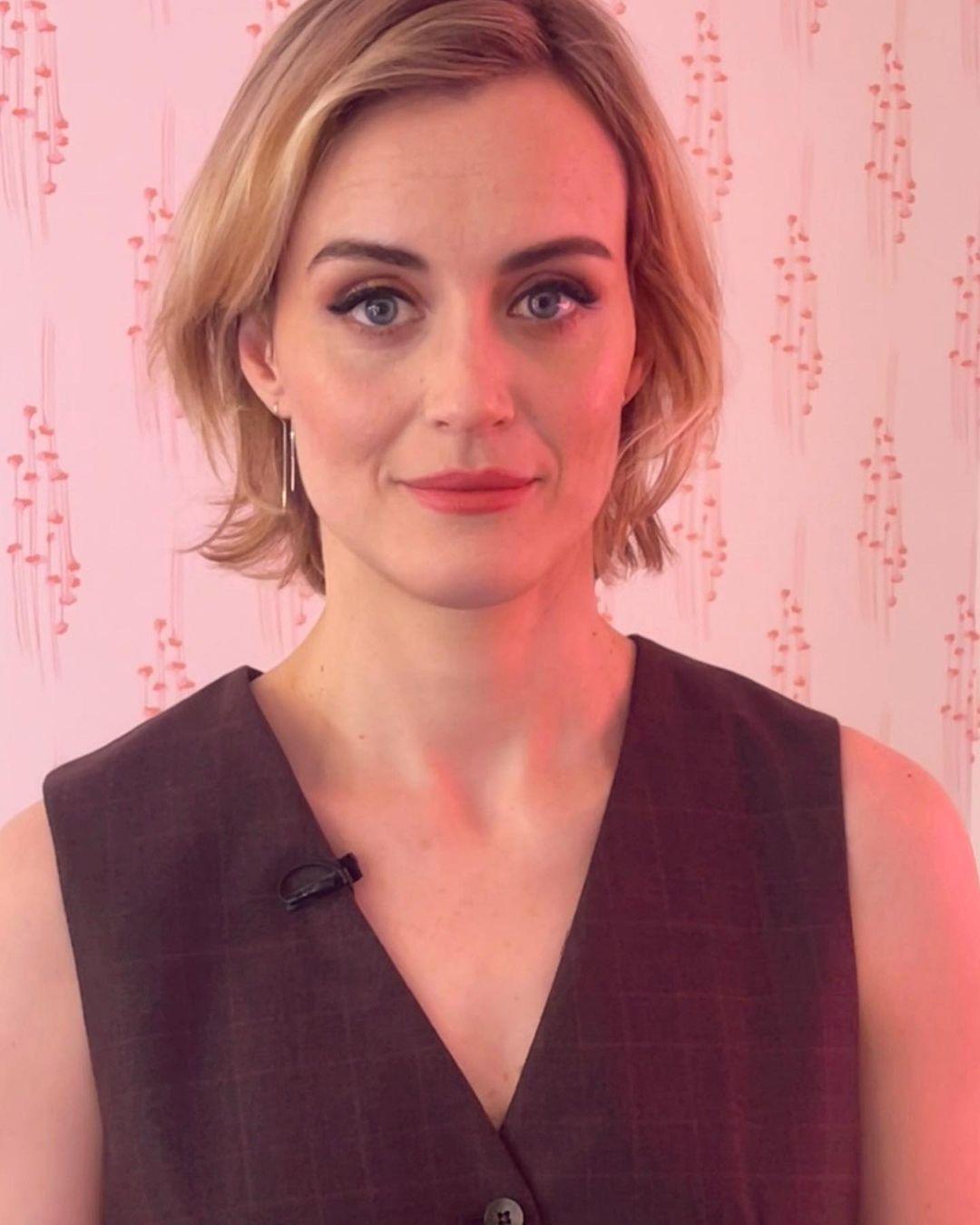 class="content__text"
 Reunited with this gorgeous soul #TaylorSchilling for the @thedrewbarrymoreshow talking all things @dearedwardtv 🌟

 #makeup by me
 #hair by @_marcosantini1 
 #styling by @kevinmichaelericson 

 #dearedward #makeupbygita #drewbarrymoreshow #orangeisthenewblack @thewallgroup ⚡️ 
 