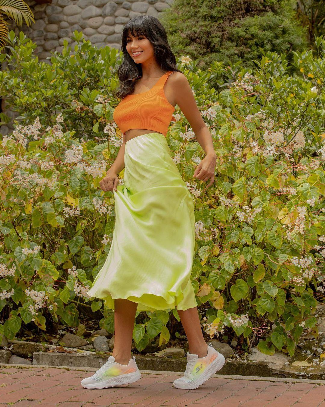 class="content__text"
 Una Rosa combinando con el jardín y sus @skecherslatino 😍 que hermoso verdad?
 #skechers 

Ph: @sergiomadridphoto 
H&amp;M: @luisquinterog1 
Styling: @gopetergoblog 
Director creativo: @monicaloladiaz 

 #styleinspo #ootd #fashion #lifestyle 
 