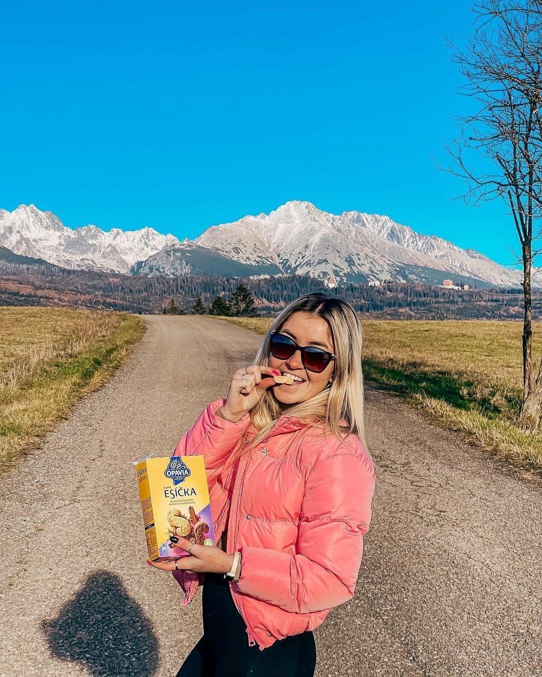 class="content__text"@vevi.ilavska pochutnavajuc si na dobrotach od @opavia_czsk pise: "Slnečný deň, skvelá partia, chrumkavé dobroty od Opavie 🍪🧁 a krásne prostredie.🌲🏔️ Čo môže byt lepšie?"

 #opavia #esicka #dnescestujem 
 