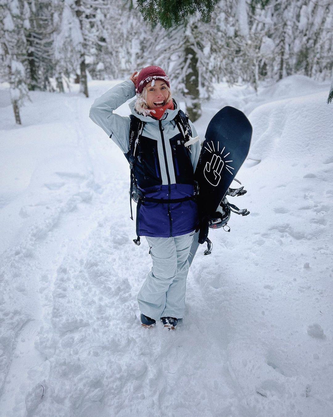 class="content__text"
 Nemám pre vás žiadne gýčové scenérie 🏔️ zato postík plný nefalšovanej radosti a fotky šťastnej matky na snowboarde 💃🏻😂

@jasna_nizke_tatry 
@gopass.travel 
@horsefeathers.eu 

 #jasna #jasnanizketatry #gopass #slovakiatravel #snowboarding 
 