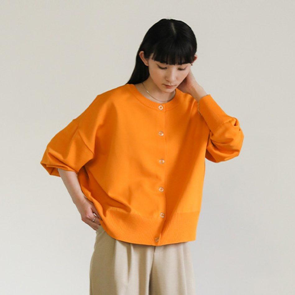 class="content__text"
 .
✓NEW IN
No:30001201
2WAYクルーネックオーバーサイズカーディガン
3,960 yen
(off white/light olive/orange/black)
.

もっちりとしたハイゲージニットカーディガン。
ボディはゆとりを持たせ、着丈や袖をコンパクトに設計し、メリハリのあるシルエットに仕上げました。
ロンTやタートル、シャツの上から羽織るのはもちろん、ボタンを全部閉めてトップスとして着用できます。 
 