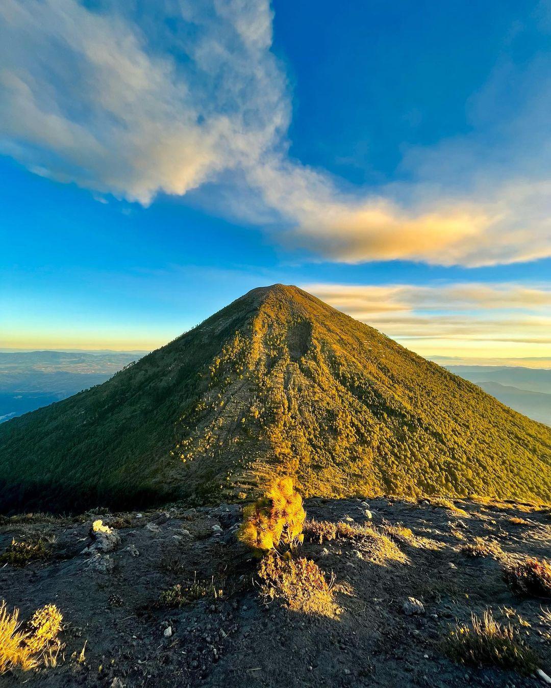 class="content__text"
 #📷 @ruano_o
Observando desde la cima del volcán de fuego al volcán más “Consentido” de Guatemala.
.
.
.
.
.
.
.

————— 
Comparte con nosotros tus publicaciones en instagram con el HT: #MundoChapin o #MundoChapinCom

 #Guatemala 
 