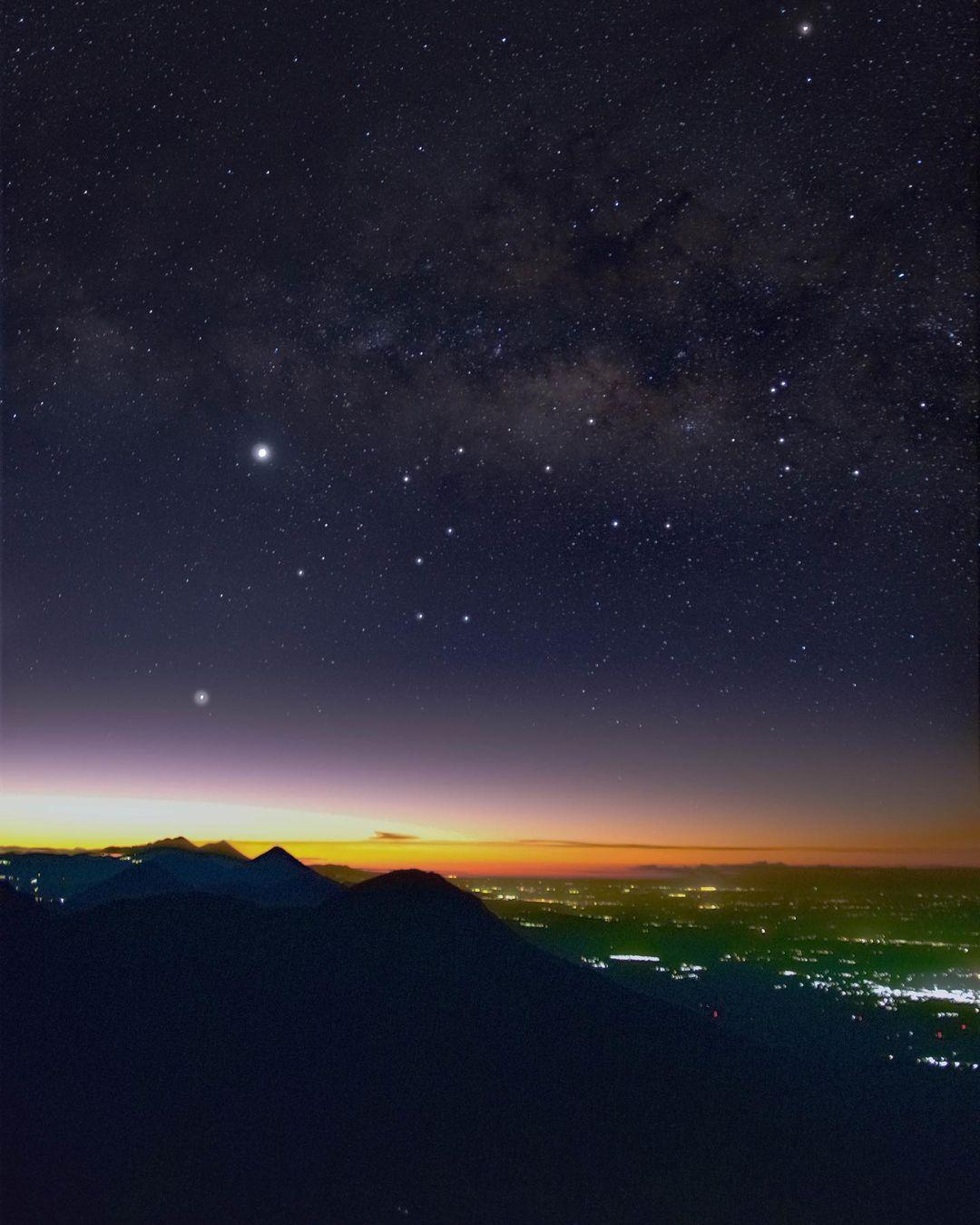 class="content__text"
 #📷 @
astro.wg
La Vía Láctea y Venus justo antes del amanecer, así como la Constelación de Sagitario desde la cumbre del Volcán Santa María ❤️
.
.
.
.

————— 
Comparte con nosotros tus publicaciones en instagram con el HT: #MundoChapin o #MundoChapinCom

 #Guatemala 
 