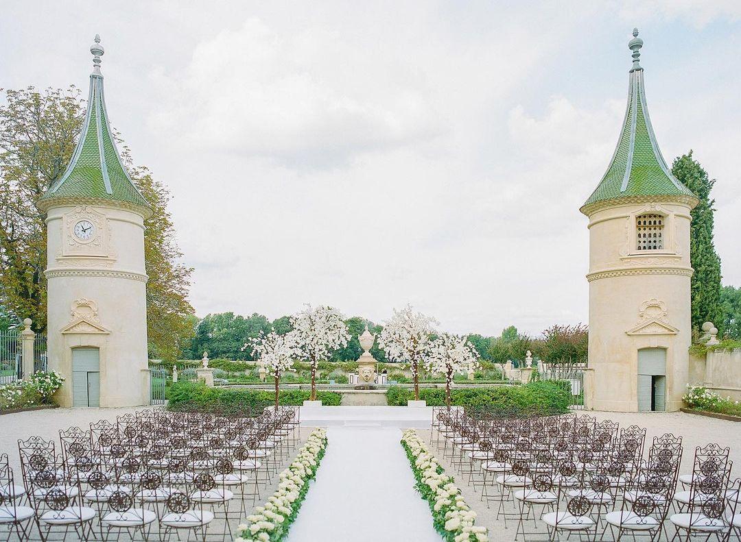 class="content__text"
 Sarah &amp; Jed’s clean and refined ceremony in Provence was inspired by the beautiful symmetry of @chateaudefonscolombe ´s gardens and architecture. An all time favorite, seen on @martha_weddings 

@oliverflyphotography @mgimage @sisters.and.b @latinidesign @cremedepapier 
 