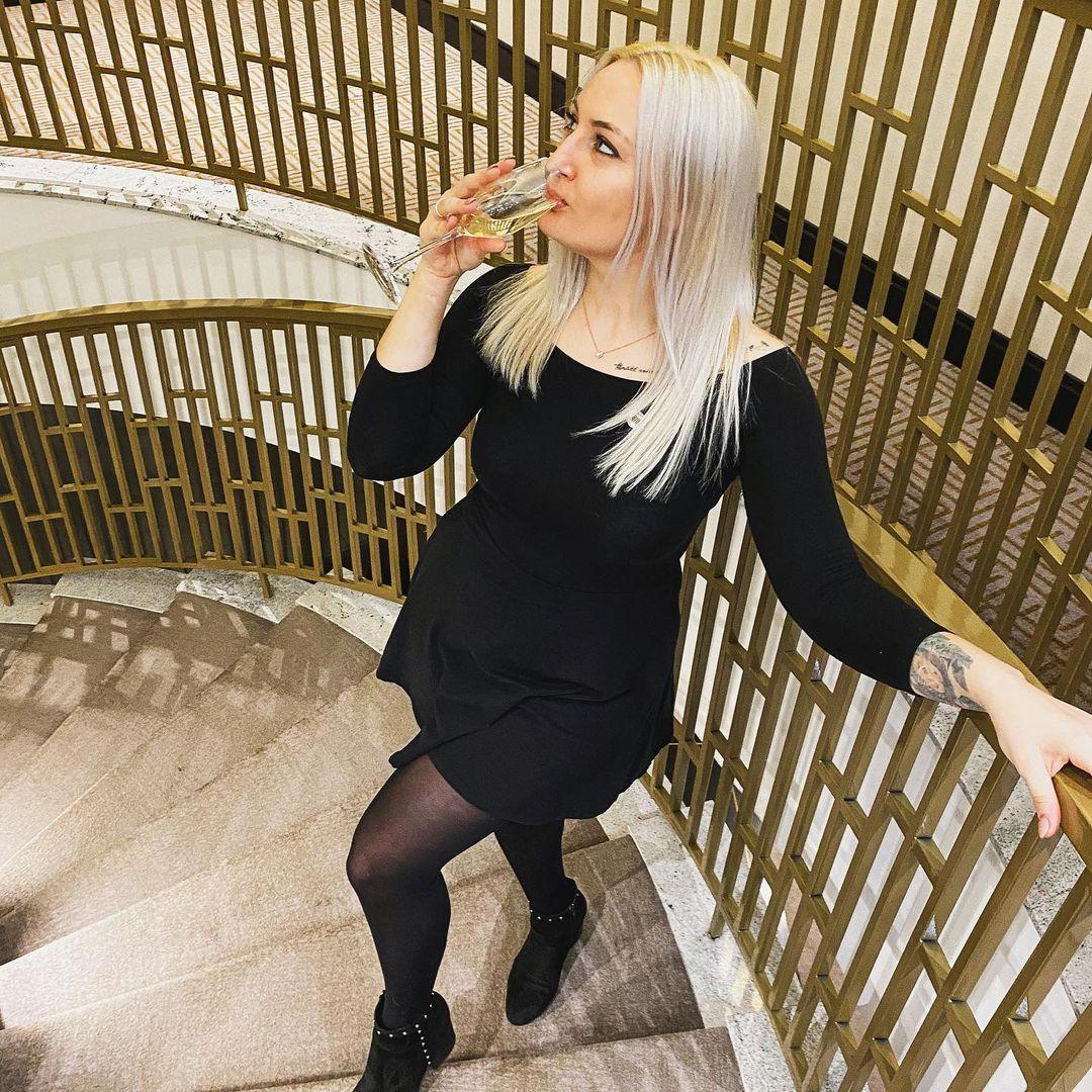 class="content__text"
 Egy elegáns kompozíció..🥂
Na az hiányzik de a hely szép volt a pezsgő meg finom 😅
 #hotel #champagne #gold #stairs 
 