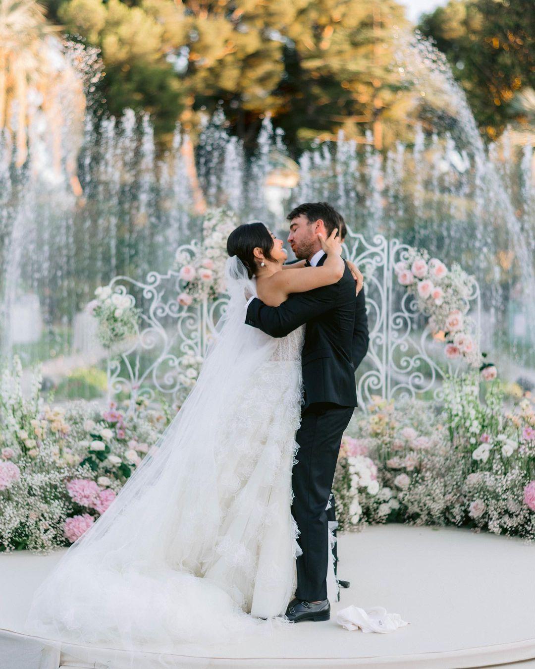 class="content__text"
 Time to say I do for @liv_arella and Nick last August at @villaephrussi captured by @gregfinck and @mgimage, along with a great team @missrose_by_perrine @amandinebmakeup @thomasdusseune @incantomusique @latinidesign @oscardelarenta @dx_events 
 