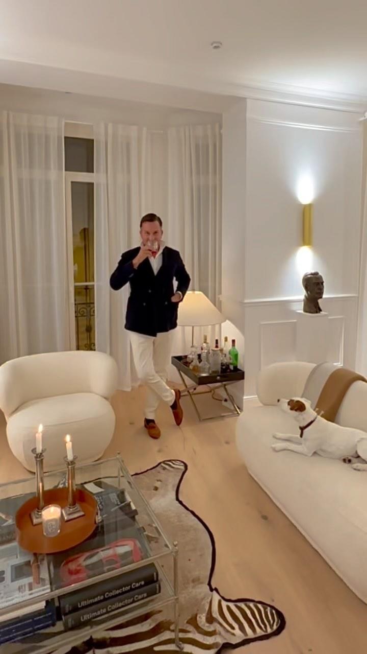 class="content__text"
 Kraft at home (Monaco Kraftoni edition)… 😂🇲🇨🍷👍
By popular demand, herewith a new « Kraft at Home » video with a mini glimpse into my new pad in Monte Carlo ! This evening, I am having friends over for a round of drinks for the first time ever, and am getting a private head start with a quick Kraftoni - Negroni (shared with Gussie, naturally) 🍷🐶😂😉 . As it has been a hell of a busy week, I admit that this is a much appreciated break… 🍾🙏 #thursday #evening #motivation #drinks #home #monaco #decor #gentleman #lifestyle #dog #menstyle #mensfashion #happy #goodvibes 
 