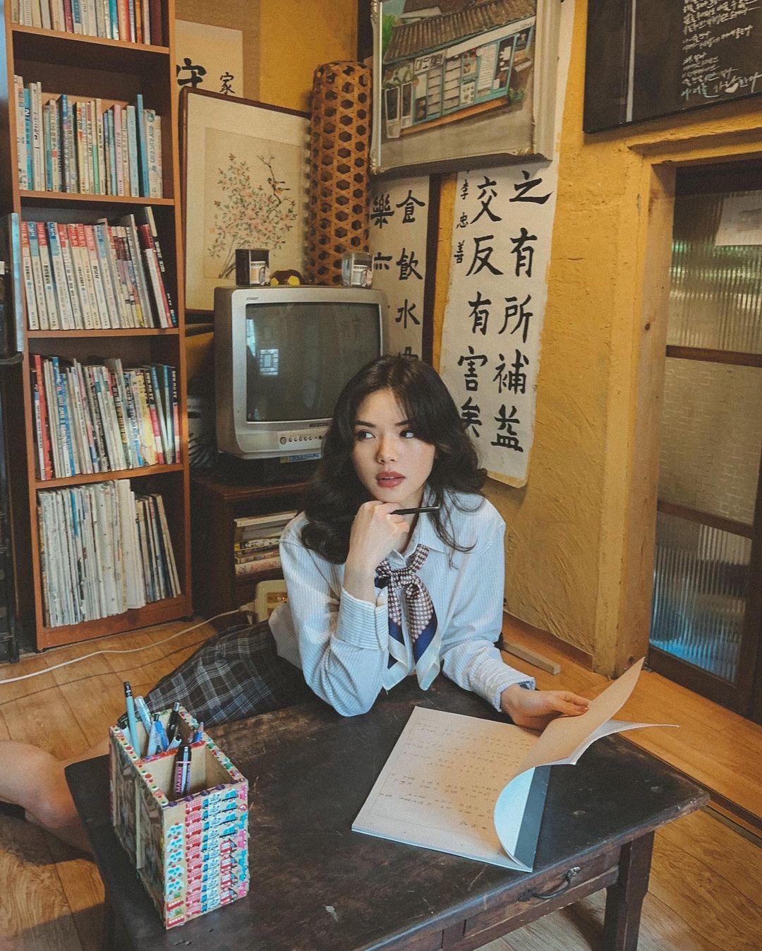 class="content__text"
 Making myself at home ♡

Taken by @katiecung at Dae-o Bookstore. 
.
.
.
.
.

 #filmphotography #filmphoto #vintagestyle #vintageaesthetic #bookstore #parisianchic #parisianvibe #seoul #seoulkorea #korea #parisianstyle #seoulcafe 
 