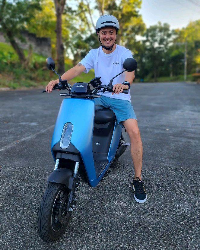 class="content__text"
 Taking on 2023 with my Sundiro Honda S07 e-scooter.

This e-bike is a perfect daily ride with its 48V 24Ah lithium-ion battery which powers a 400W 48V brushless Bosch motor that reaches speeds of up to 50kph.

The S07 also has a maximum range of around 60km on one full charge. Perfect for someone like me who's always on the go!

Visit @popcycleebikecenter 
and test drive one now. 

Want one? Hit the PMs for a fantastic deal! 🛵

 #YourNewWayOfLife
 #SundiroHondaS07 #escooter 
 
