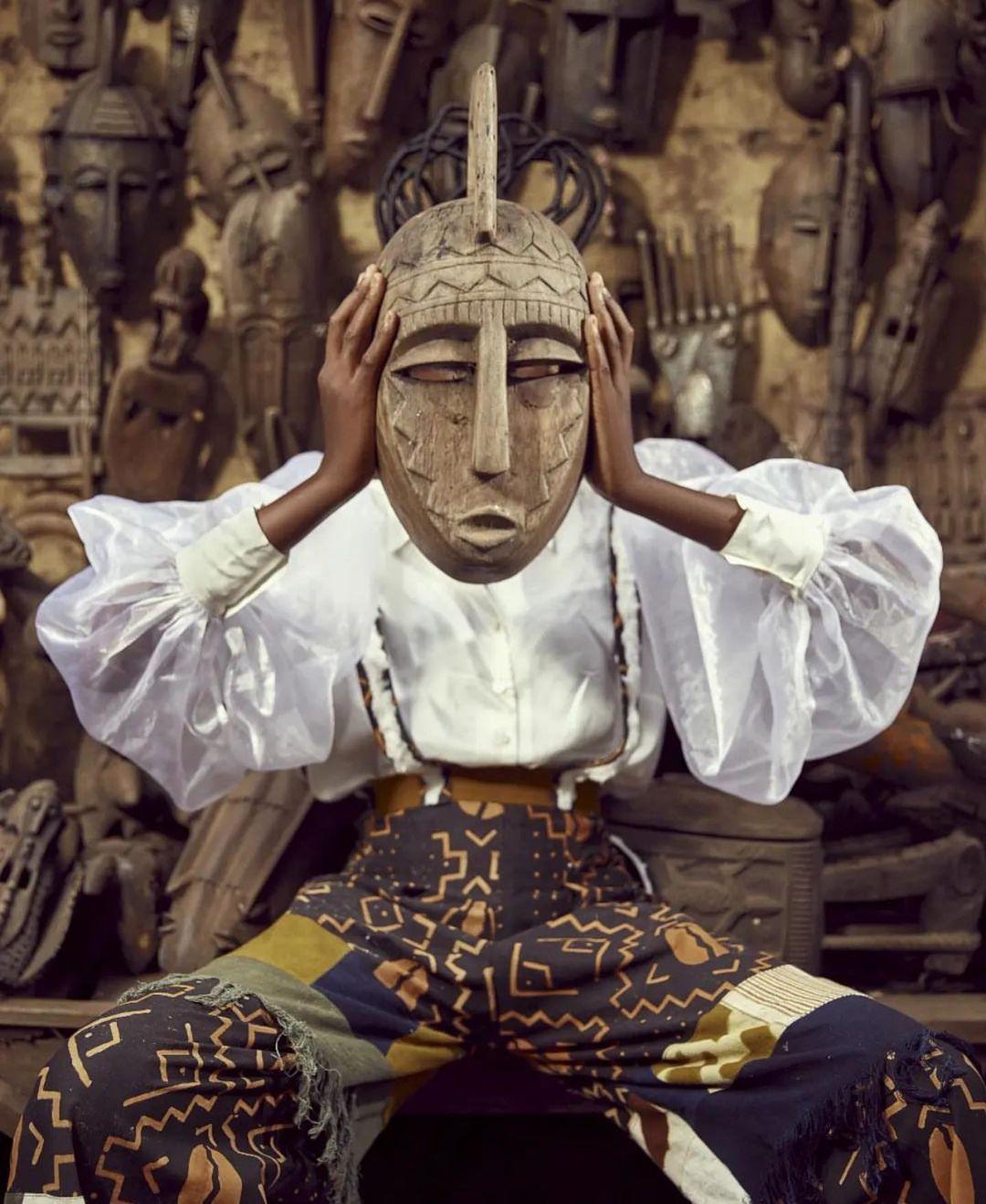 class="content__text"
 Quel est le rôle du masque africain ?
La fonction fondamentale du masque est de maintenir l'ordre. Le masque incarne les dieux et est le gardien de leur autorité. C'est un véritable outil ideologique pour assurer l'ordre social traditionnel en Afrique.
Ce projet a été réalisé en plein cœur du marché artisanal du Mali et je suis très fière du résultat. Merci à toute l'équipe

Photographe @theyesphotography
Vidéo @daddy_5pm
Design @jkdressing
Modele @lountylaperle

 #madeinmali #masqueafricain #beauteart #africa #culture
 #black #bogolan #culture #mali #mali_paw #malienw 
 