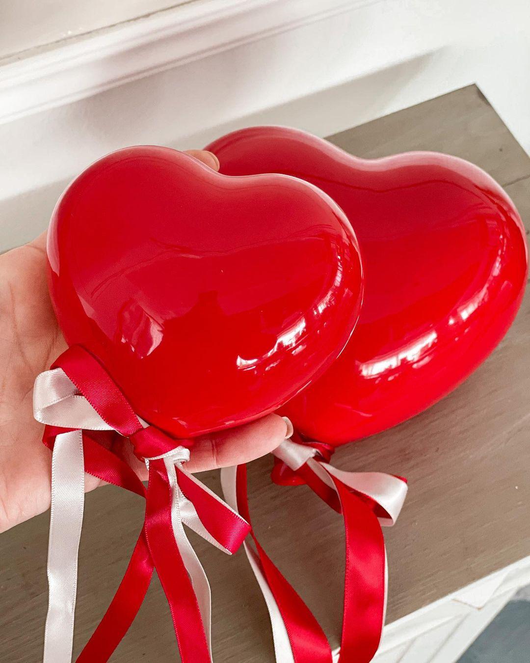 class="content__text"
 Buon San Valentino 🌹

In foto: palloncini in ceramica a forma di cuore, due dimensioni, due colori.

Scopri tutto su 👉🏼 www.homearredocasa.it 
 